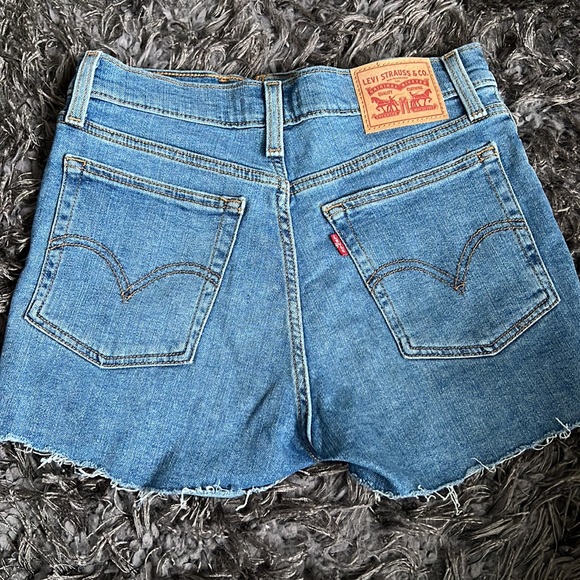 Levi’s High Rise Denim Shorts - Picture 3 of 5